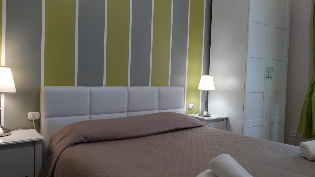 Zimmer mit Queensize-Bett und Balkon